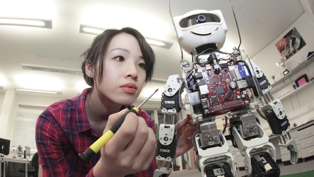 Las mujeres enfrentan mayor riesgo laboral por robots