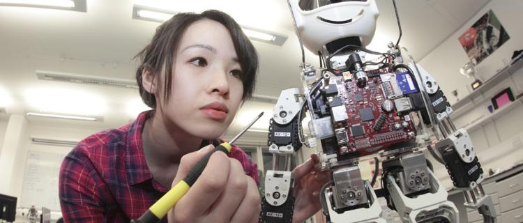 Las mujeres enfrentan mayor riesgo laboral por robots